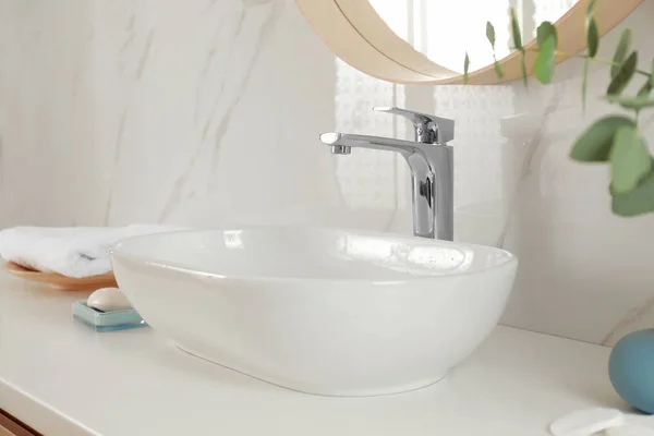Stilvolles Badezimmer mit Waschbecken und Dekorelementen — Stockfoto