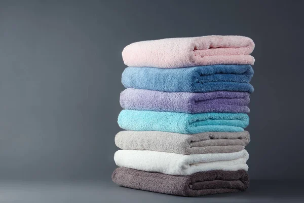 Diferentes toallas suaves de rizo sobre fondo gris — Foto de Stock