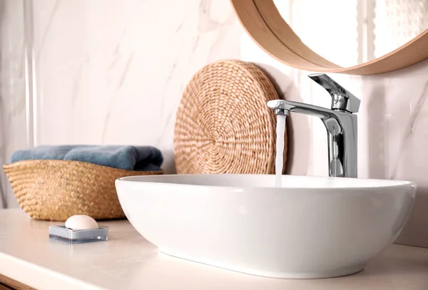 Waschbecken mit fließendem Wasser im stilvollen Badezimmerinnenraum — Stockfoto