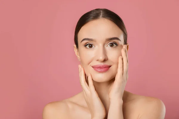 Mulher bonita com pele lisa perfeita no fundo rosa — Fotografia de Stock