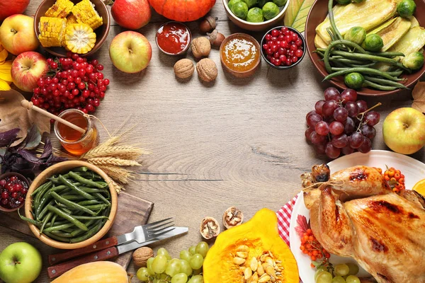Ram gjord av kalkon, höstgrönsaker och frukter på trä bakgrund, platt låg. Lycklig Thanksgiving Day — Stockfoto
