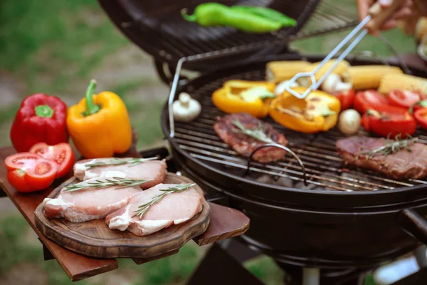 Moderne barbecue met verse producten buitenshuis, close-up — Stockfoto