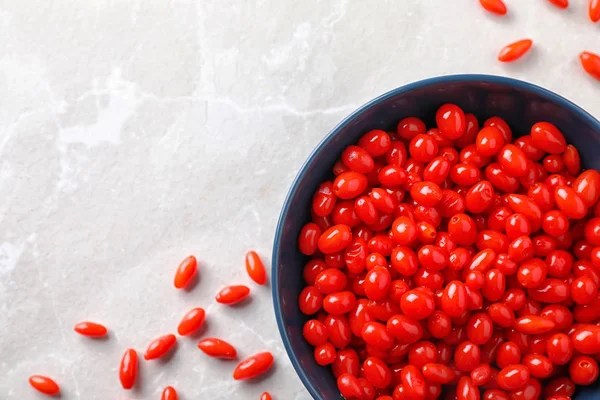 Bagas de goji maduras frescas na mesa de mármore, flat lay. Espaço para texto — Fotografia de Stock