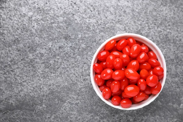 Tigela com bagas de goji frescas em fundo cinza, vista superior. Espaço para texto — Fotografia de Stock