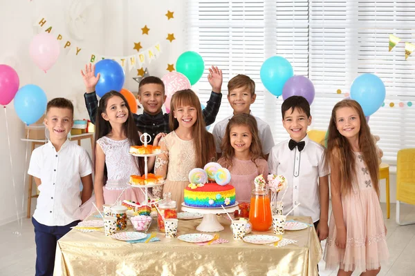 Niños felices en la fiesta de cumpleaños en la habitación decorada —  Fotos de Stock