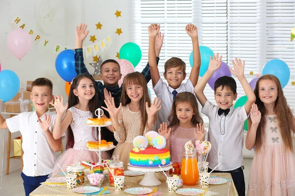 Bambini felici alla festa di compleanno in camera decorata — Foto Stock