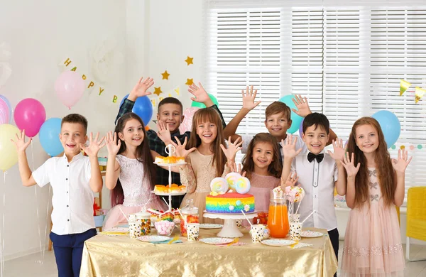 Bambini felici alla festa di compleanno in camera decorata — Foto Stock