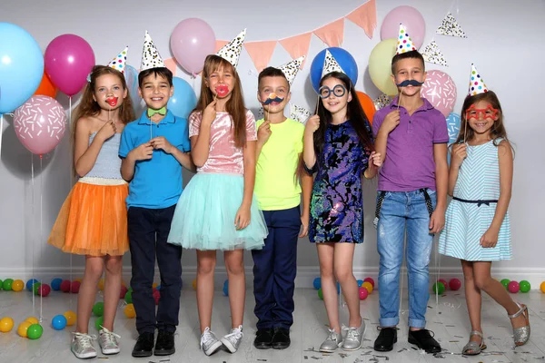 Kapalı doğum günü partisinde fotoğraf kabini sahne ile Mutlu çocuklar — Stok fotoğraf
