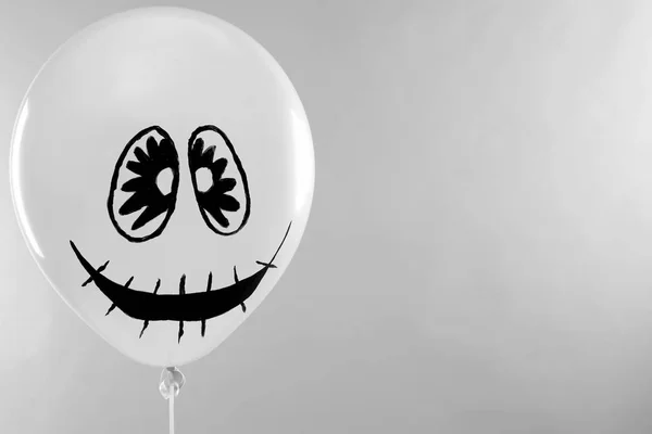 Spooky ballon voor Halloween Party op licht grijze achtergrond, ruimte voor tekst — Stockfoto