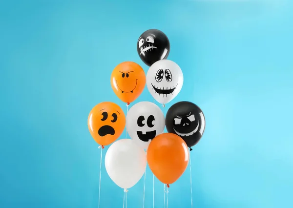 Farbe Luftballons für Halloween-Party auf blauem Hintergrund — Stockfoto