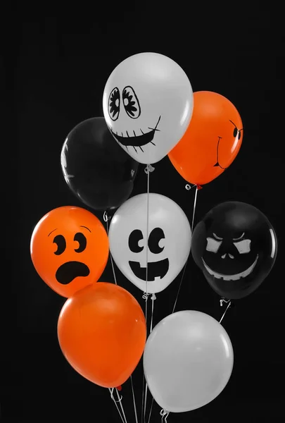 Ballons de couleur pour la fête d'Halloween sur fond noir — Photo