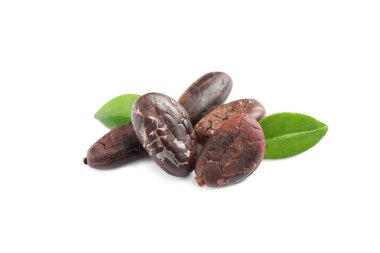 Beyaz izole yaprakları ile aromatik kakao çekirdekleri Yığını