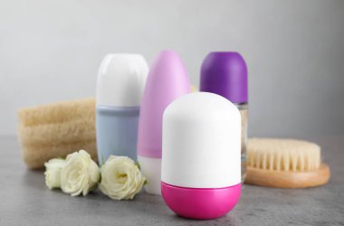 Gri mermer masa üzerinde doğal rulo deodorantlar ile kompozisyon