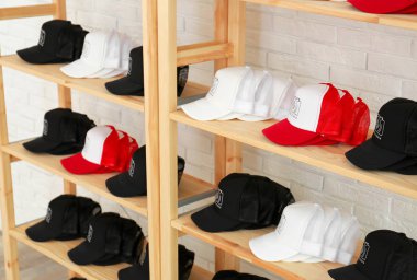 Dükkanda ahşap raf üzerinde logolu farklı kapaklar