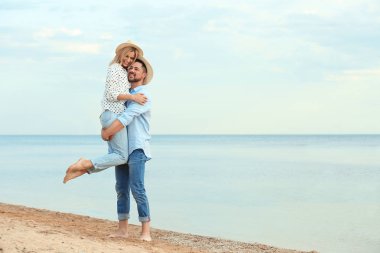 Mutlu romantik çift plajda birlikte vakit geçirmek, metin için alan