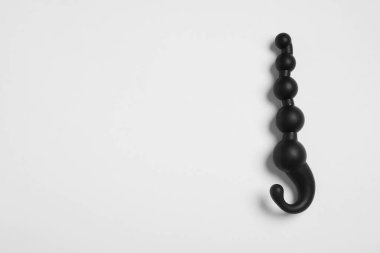 Beyaz arka planda siyah anal boncuklar, üst manzara. Seks oyuncağı