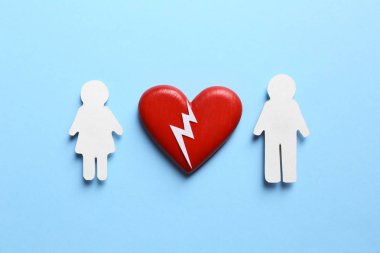 Kırmızı dekoratif kalbi olan, mavi arka planda, düz yatmış kağıt bir çift. Aşk konsepti