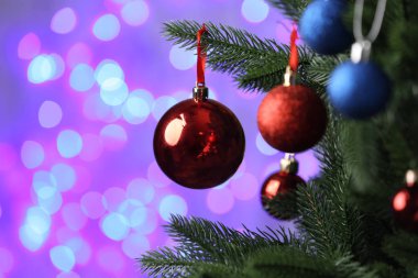 Arka plandaki bulanık ışıklara karşı süslenmiş Noel ağacı. Bokeh etkisi