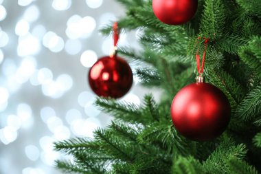 Arka plandaki bulanık ışıklara karşı süslenmiş Noel ağacı. Bokeh etkisi