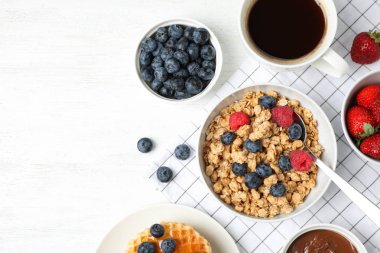 Lezzetli kahvaltı beyaz ahşap masada servis edilir.