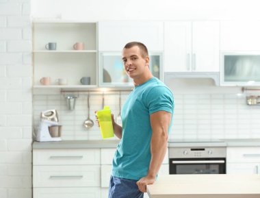 Mutfakta protein shake ile Atletik genç adam