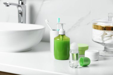 Deodorant ve tuvalet malzemeleri banyoda, mesaj için yer var.