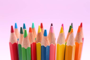 Leylak arka planda farklı renkli kalemler, closeup