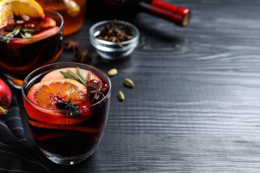Siyah ahşap masa üzerinde lezzetli mulled şarap Fincan. Metin için alan