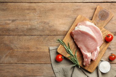 Düz kompozisyon ve ahşap masada taze çiğ et. Metin için boşluk