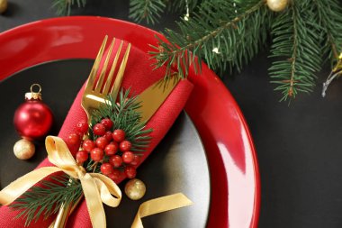 Siyah arka planda güzel bir Noel masası.