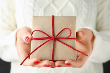 Bow, closeup ile güzel Noel hediyesi tutan kadın