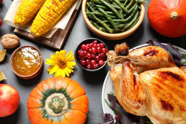 Gri arka plan üzerinde hindi ile düz yatıyordu kompozisyon. Mutlu Şükran günü