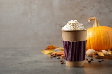 Gri masada lezzetli kabak baharat latte ile Kağıt fincan. Metin için alan