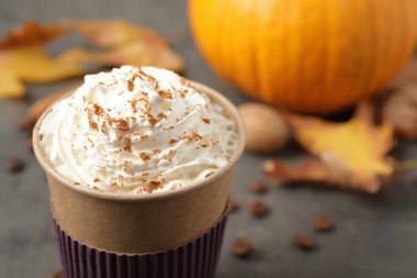 Gri masada lezzetli balkabağı aromalı latte, yakın plan.