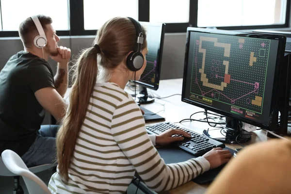 Mujer jugando videojuego en internet café —  Fotos de Stock