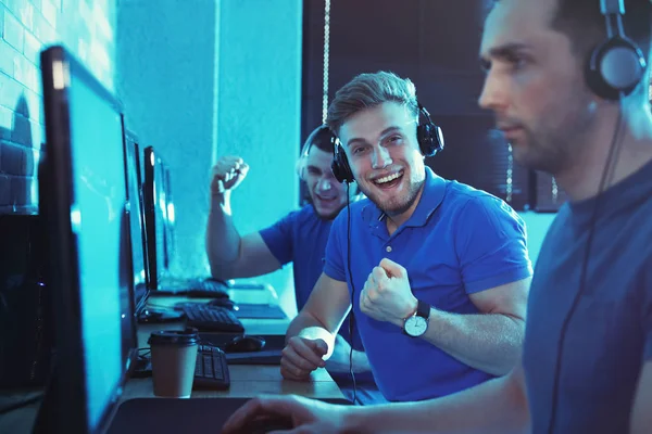 Grupo de pessoas jogando videogames no internet cafe — Fotografia de Stock