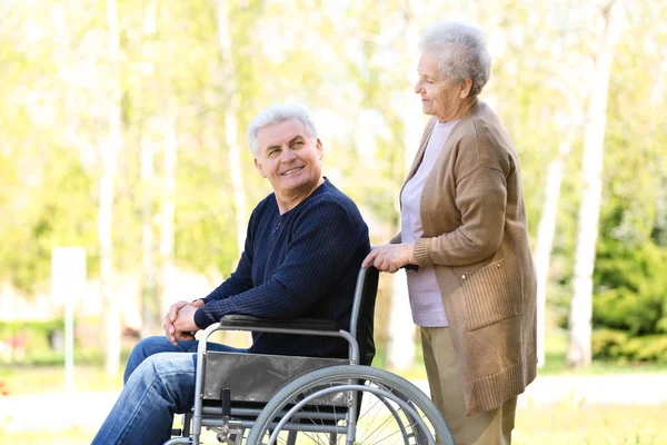 Mogen man i rullstol och Senior Kvinna på Park på solig dag — Stockfoto