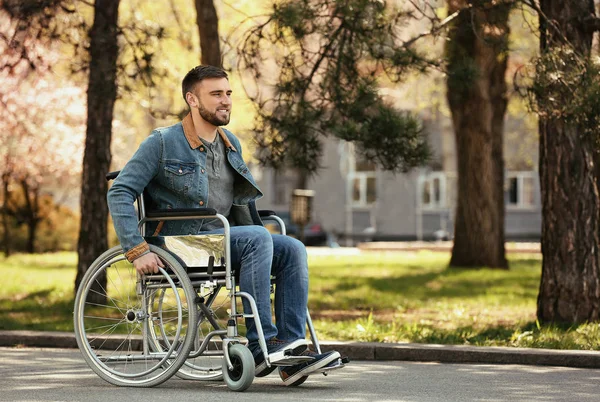 Jonge man in rolstoel in Park op lente dag — Stockfoto