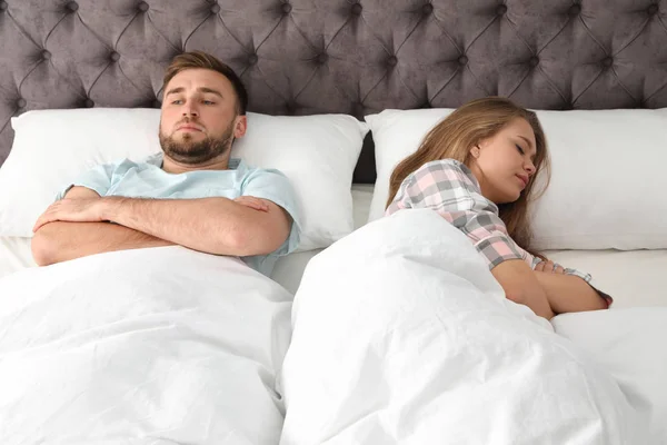 Casal jovem com problemas de relacionamento na cama em casa — Fotografia de Stock