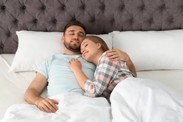 Jeune couple dormant ensemble au lit à la maison — Photo