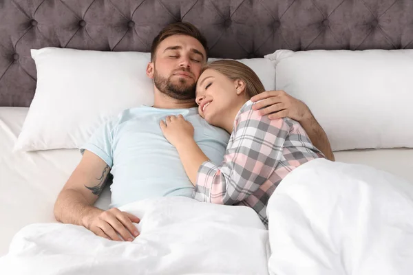 Fiatal pár együtt alszik az ágyban otthon — Stock Fotó
