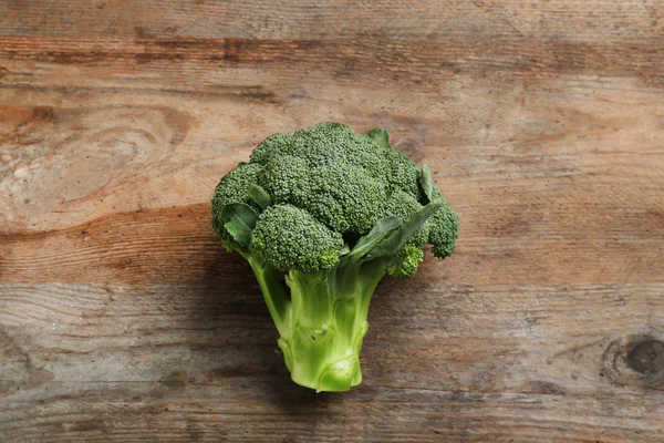 Verse rauwe broccoli op houten tafel, bovenaanzicht — Stockfoto