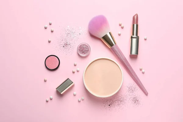 Flat lay composition with makeup brushes on pink background — Stock Photo, Image