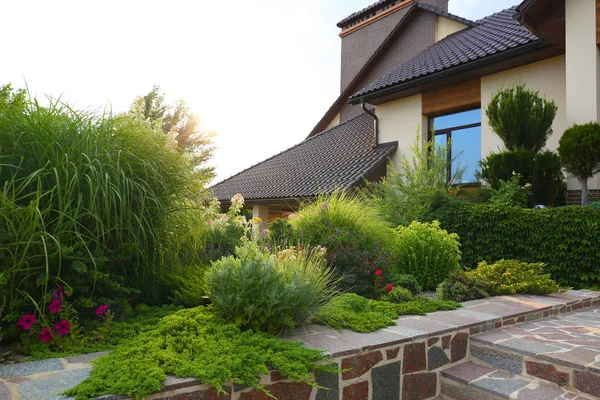 Hermoso paisaje con jardín verde cerca de la casa moderna en el día de verano —  Fotos de Stock
