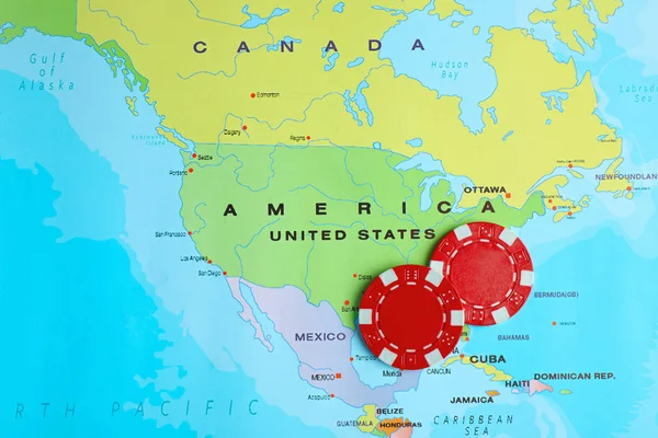 Czerwone żetony kasyna w pobliżu USA na mapie świata, widok z góry — Zdjęcie stockowe
