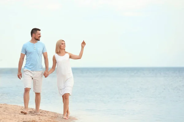 Lyckligt romantiskt par som går på stranden, utrymme för text — Stockfoto