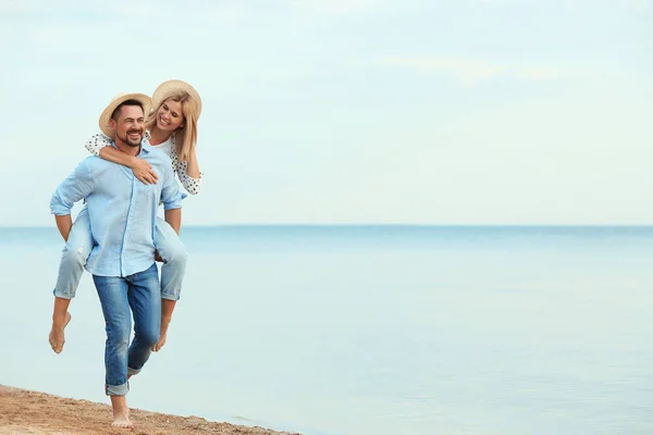 Feliz casal romântico andando na praia, espaço para texto — Fotografia de Stock