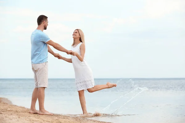 Lycklig romantiskt par dansa på stranden, utrymme för text — Stockfoto