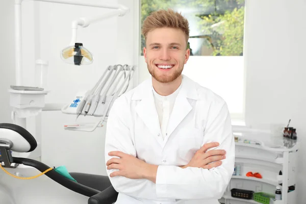 Portrét profesionálního zubaře na moderní klinice — Stock fotografie