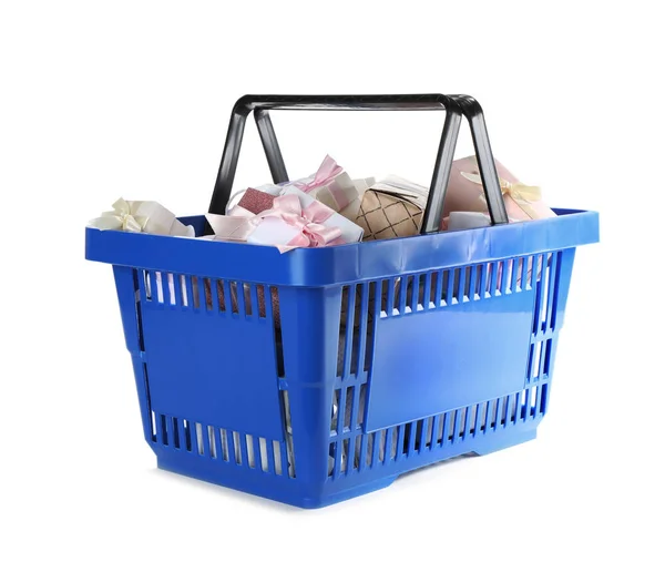 Cesta de compras azul com diferentes presentes no fundo branco — Fotografia de Stock